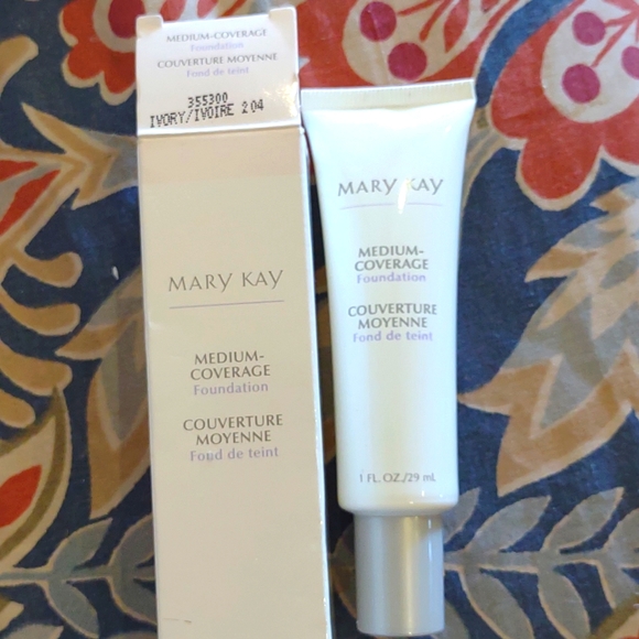 Mary Kay medium coverage foundation 204 grey cap brand new - Picture 1 of 4